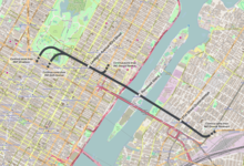 Geografische Karte mit Teilen von Midtown Manhattan, Central Park, East River und Long Island City. Dick markiert eine gerade Linie mit je zwei geschwungenen Anhängseln, die die Verbindungen zu insgesamt vier zulaufenden Strecken darstellen.