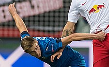 Marko Rog v dresu Neapole v souboji s hráčem Red Bull Salzburg