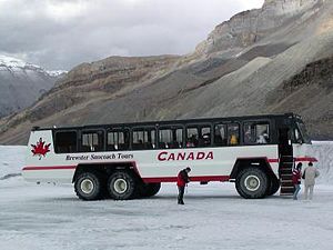 Snowcoach auf dem Athabasca-Gletscher