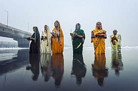 Des femmes biharies qui effectuent les rituels de la Chhath Puja, célébration conduite sur les rives de la Yamuna.