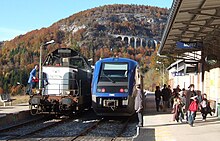 La BB 66110, stationnée à Morez, est à gauche de l’image