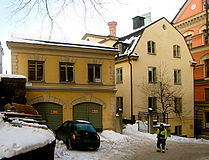 Vy från Tryckerigränd. Levins bostadshus till höger.