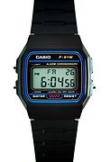 液晶式でデジタル式の腕時計（Casio F91W）