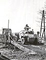 Un Humber Scout Car e dei camion del 59th Heavy Regiment, Royal Artillery attraversano un ponte Bailey presso Dreierwalde, aprile 1945.