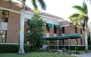 Indian River County Courthouse (2009). Das Courthouse wurde von 1936 bis 1937 errichtet und wurde bis 2000 in dieser Funktion genutzt. Seitdem dient es als Courthouse Executive Center. Im Juli 1999 wurde das Gebäude in das NRHP eingetragen.[1]