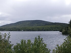 Vue du mont Barnston à l'ouest du lac Lyster.