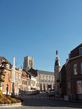 Wambrechies, zicht op de Rue du 11 novembre, de Sint-Vedastuskerk en de toren van het gemeentehuis