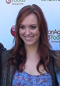 Andrea Bowen interprète de Julie Mayer.