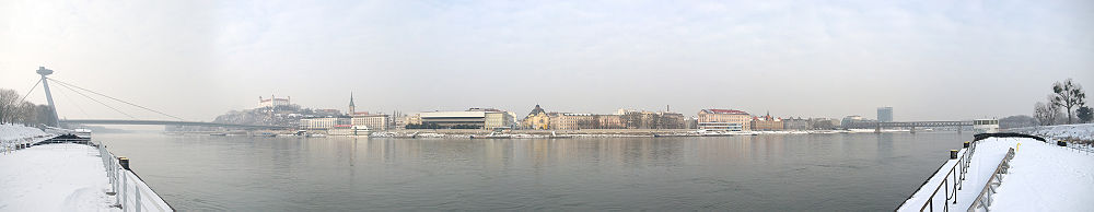 Panoramo de Bratislavo el Kajo de Tyrš