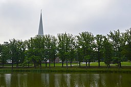 Sjön Kambja järv med Kambja kyrka i bakgrunden.