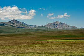 მთა ყარადაღი (მარჯვნივ), ხედი ახალი ხულგუმოს სიახლოვიდან