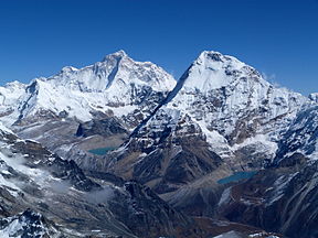 Makalu soos vanaf die suide gesien, die berg regs is Chamlang