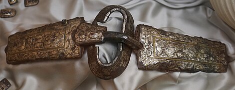 Ensemble constitué d'une plaque et d'une boucle de ceinturon mérovingiennes. Objet conservé au Musée Saint-Loup, à Troyes.