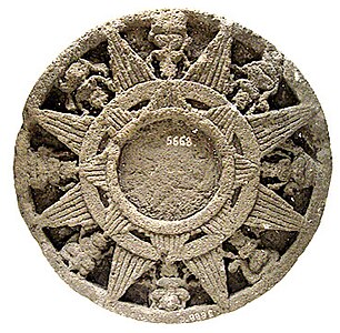 Otra representación de Surya Majapahit, tomada de las ruinas del templo de Majapahit, Museo Nacional de Yakarta