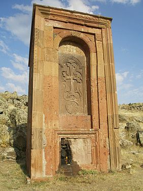 Chapelle-khatchkar, XIIIe siècle, Byurakan (Artavazik)[12],[Ic. 4].