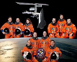 Besatzung der Space-Shuttle-Mission STS-105 (unten) zusammen mit der Crew der ISS-Expedition 3 (oben rechts) und der Crew der ISS-Expedition 2 (oben links).