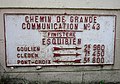 Ancien panneau routier du "Chemin de grande communication" n°43 (au carrefour avec le "Chemin vicinal ordinaire" n°3).