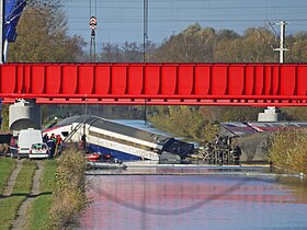 La motrice TGV Dasye 29787 (rame 744), partiellement immergée dans le canal, à la suite du déraillement.