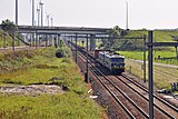 Spoorvertakking "Y Dudzele". Links: lijn 51B uit Knokke. Rechts en op de voorgrond: lijn 51A uit Zeebrugge-Strand. De foto is genomen in de richting van Brugge. De goederentrein, gesleept door twee locomotieven van de reeks 26, rijdt richting Zeebrugge.