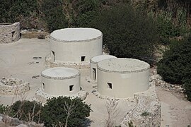 Reconstitutions modernes de maisons circulaires à Khirokitia (Chypre).