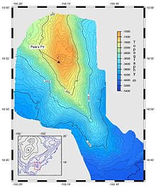 Karte mit der Topographie eines Nord-Süd-Rückens, der einen etwas östlich von der Südrichtung liegenden Verlauf hat. Eingezeichneter Pfeil zeigt auf Pele’s Pit. Pele’s Pit liegt etwa 1000 Meter unter der Meeresoberfläche; nach Süden hin senkt sich der Rücke um etwa 3500 Meter zum Ozeanboden ab.