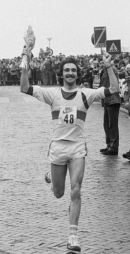 Marti ten Kate wint de Halve Marathon van Egmond in 1983.