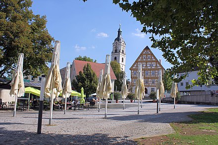 Sicht auf die katholische Pfarrkirche St. Petrus und Paulus Neuhausen vom Schlossplatz aus. Rechts neben dem Turm befindet sich das Alte Schloss