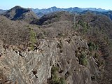 稚児落とし（左奥が岩殿山）