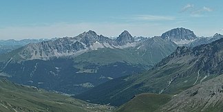 Bergüner Stöcke mit Piz Mitgel, Tinzenhorn und Piz Ela (v. l. n. r.), aufgenommen vom Piz Alv