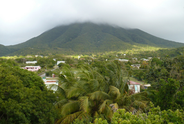 Gingerland met Nevis Peak op de achtergrond