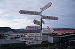 Avståndsskyltar på Kangerlussuaq flygplats i Kangerlussuaq, Grönland.