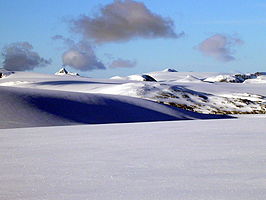 Lodalskåpa (links) en Brenibba rechts, gezien van Myklebustbreen