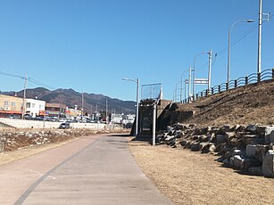 동구 (대구광역시) 용계동과 율하동 사이 율하천에 위치한 구 대구선의 교대(橋臺)의 모습이다. 가운데의 기둥은 모두 철거되었다.