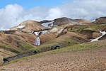 Panorama de Kaldaklofsfjöll, rochas riolíticas con neve e vexetación escasa