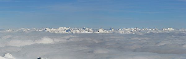 Winterpanorama Karwendelgipfel von Südwesten: Links von der Bildmitte die Birkkarspitze und die Ödkarspitzen, ganz rechts der Bettelwurf, im Vordergrund unter Nebel das Inntal