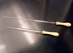 Deux pipettes Pasteur en verre, avec leur embout.