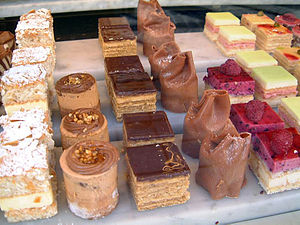 Vários tipos de petit four doces