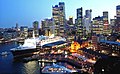 Kapal QE2 berlabuh di Pelabuhan Sydney, melihat ke arah Circular Quay dan Sydney CBD.