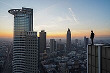 Ein Roofer auf einem Hochhaus in Frankfurt am Main.