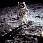 Vänster: Nalovardo. Höger: Buzz Aldrin på månen.