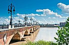 Vue du pont de pierre et de la Garonne.