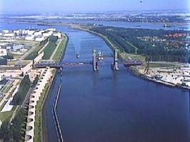 Calandkanaal met de Calandbrug