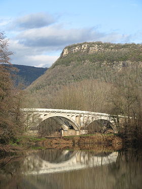 Le pont de Cordon et le mont de Cordon au 2e plan.