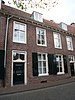 Pand, deel uitmakend van rij aaneengeschakelde 19e-eeuwse huizen, in bocht van de singel gelegen onder een rechte daklijst. harmonische raamverdeling met luiken