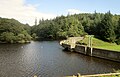 Le barrage et le lac de Kerne-Uhel vus depuis la rive côté Trémargat.