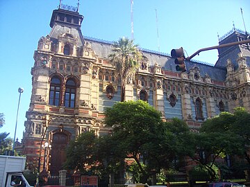 Au coin des rues Ayacucho et Riobamba.