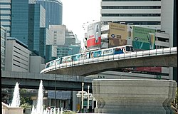 Lo Skytrain vicino alla stazione Sala Daeng