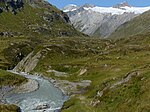 Dorferbach mit Johannishütte. Am Horizont von links nach rechts: Großvenediger, Hohes Aderl, Rainerhorn