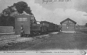 La station de Guignes-Ville. Locomotive en tête d'un train mixte.