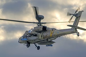 מסוק קרב AH-64D אפאצ'י לונגבו "שרף" של חיל האוויר הישראלי במפגן אווירי. האפאצ'י חמוש בדרך כלל בטילי AGM-114 הלפייר (הטיל הכחול בתמונה).